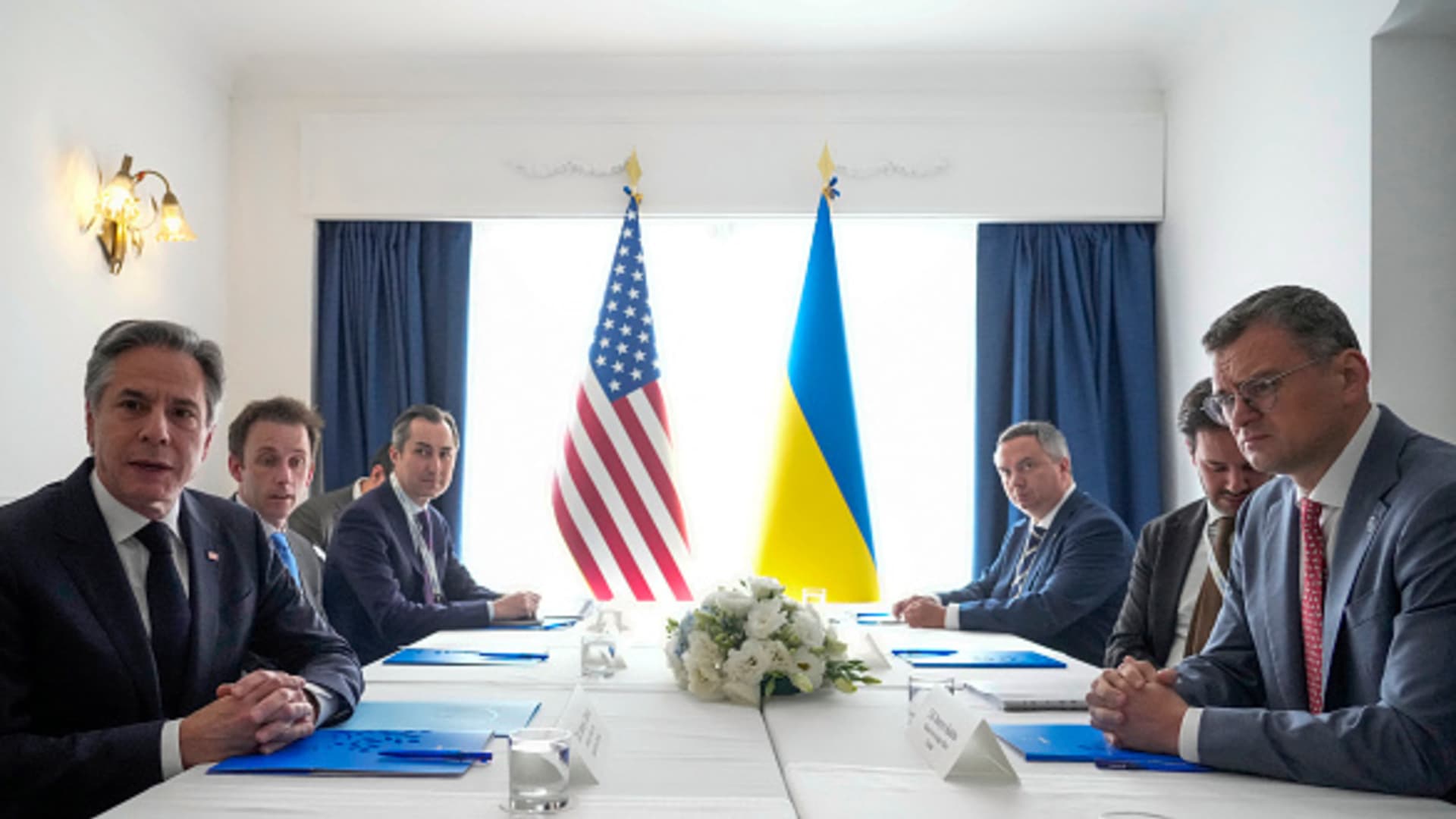 US Secretary of State Antony Blinken (L) and Ukraine's Foreign Minister Dmytro Kuleba (R) (April 18, 2024)