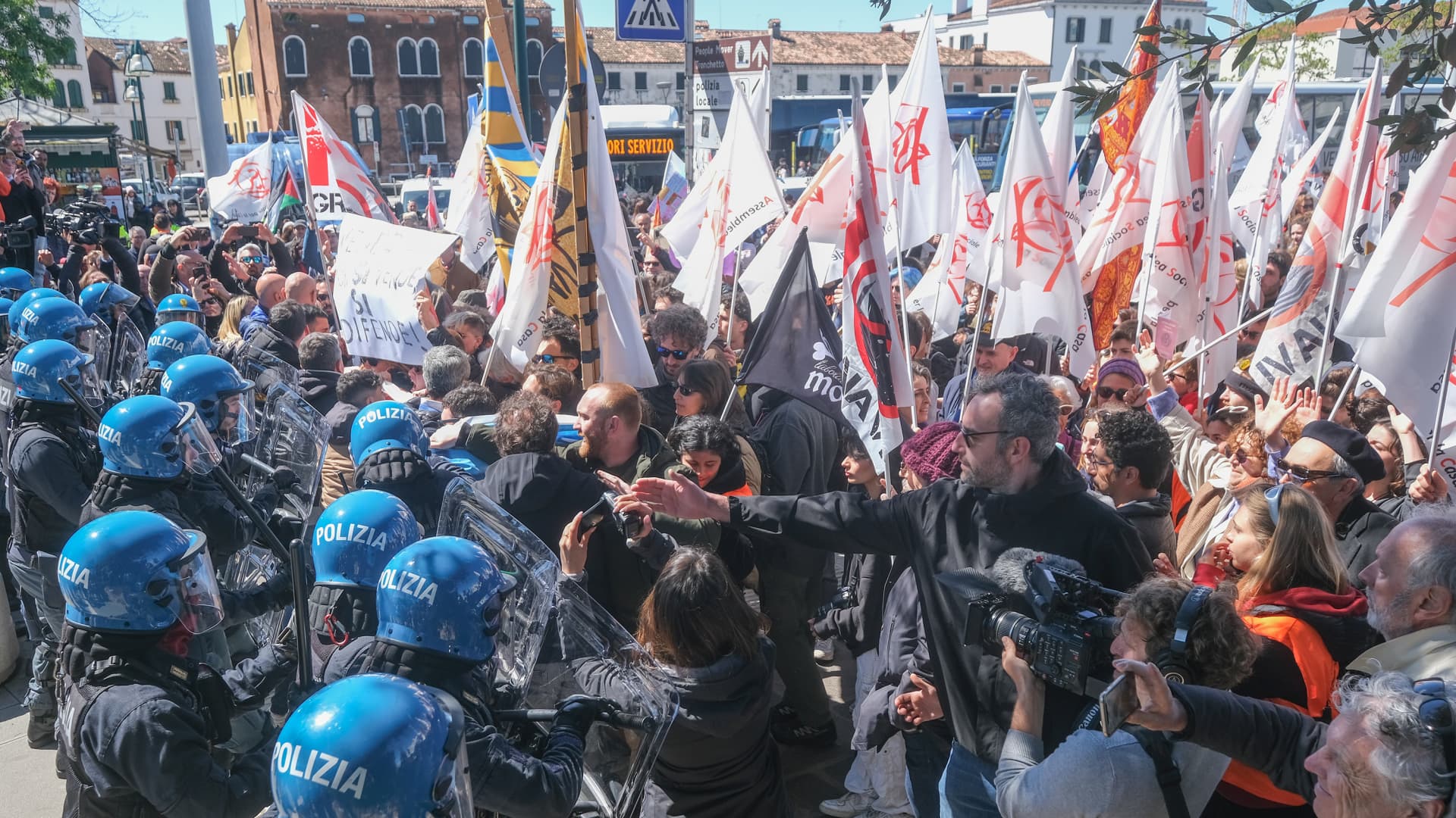 Demonstrators protest the 5€ entry fee in Venice.
